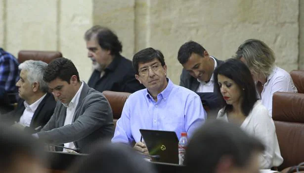 El líder de Ciudadanos, Juan Marín, junto a su grupo parlamentario en la Cámara andaluza