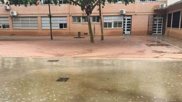 Estado de los accesos y patio del Colegio Europa este viernes