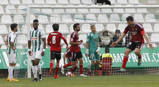 El Córdoba sigue suspenso a balón parado