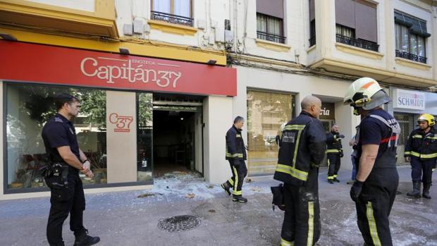 Bomberos y efectivos de la Policía Local en el lugar de los hechos