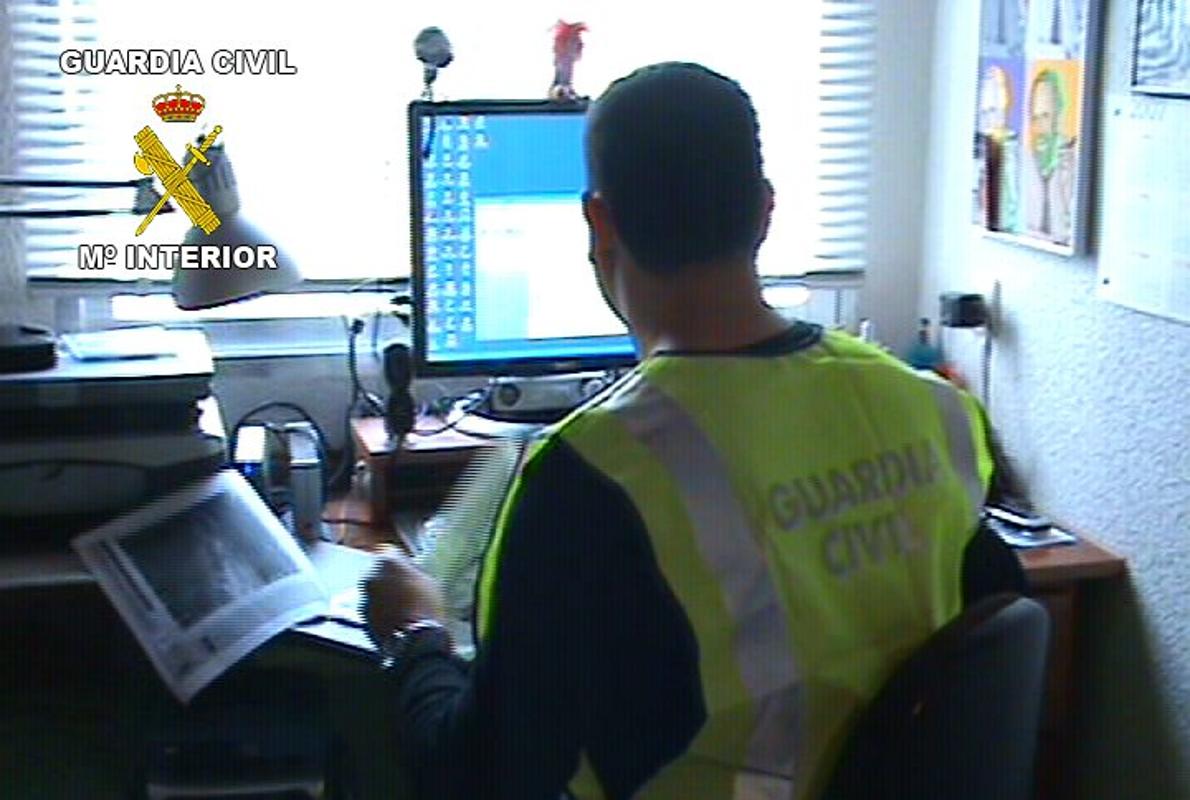 La Guardia Civil durante una operación contra pornografía infantil