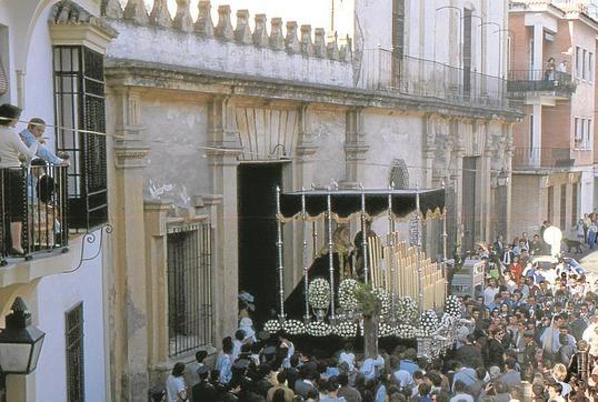 La Virgen de los Desamparados, saliendo de la casa del General Varela