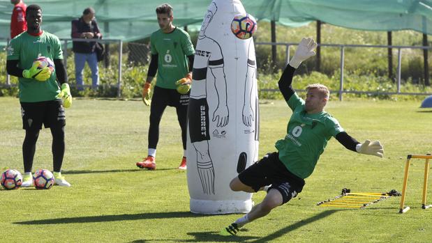 El portero del Córdoba CF Pawel Kieszek, durante un ejercicio