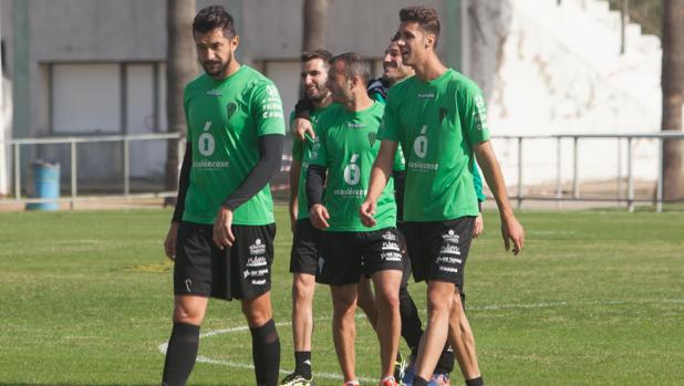 El central del Córdoba Héctor Rodas, a la izquierda