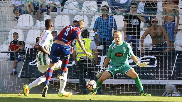 Roger, del Levante, dispara a Kieszek en el Córdoba-Levante en El Arcángel