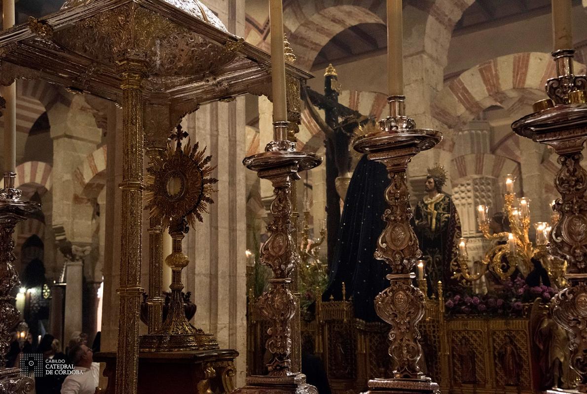 El Cristo de Gracia, ante el Santísimo Sacramento