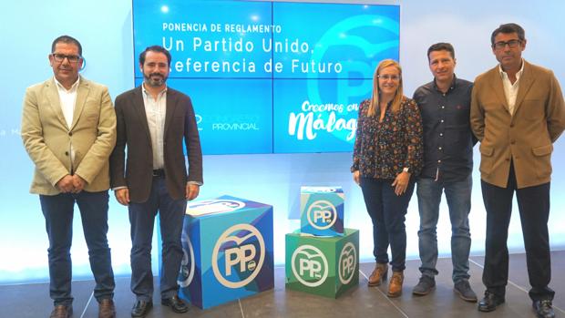 Víctor Castillo, José Ramón Carmona, Ana Muila, Óscar Medina y Fernando Fernández, en el PP de Málaga