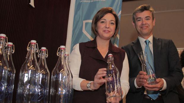 La alcaldesa y presidenta de Emacsa, en la presentación de las botellas de promoción del agua