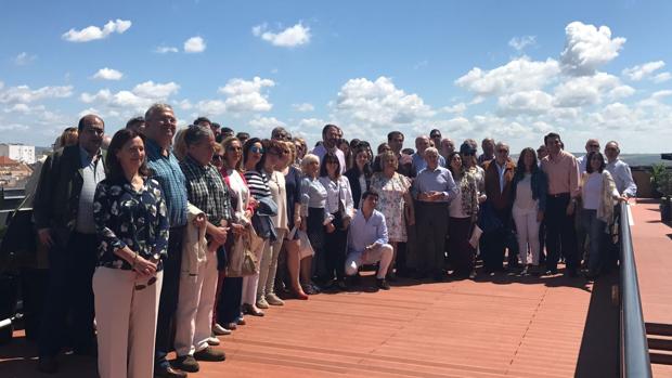 Molina junto a otros cargos y afiliados del PP en la terraza del Hotel Eurostar Palace