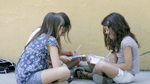 Tres niñas en un colegio del Centro de la ciudad