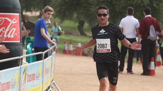 Miguel Espinosa celebra el triunfo en una carrera de atletismo en Córdoba