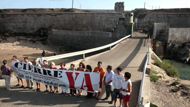 Manifestación a favor del cierre del de Tarifa, en la isla de las Palomas