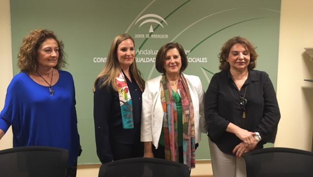 Presentación de las ayudas a la mujer en la sede del Instituto Andaluz de la Mujer de Sevilla