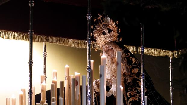 La Virgen de la Caridad de Córdoba a su paso por el arco de San Francisco