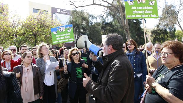 Concentración a las puertas del Parlamento de la plataforma Stop Impuesto Sucesiones