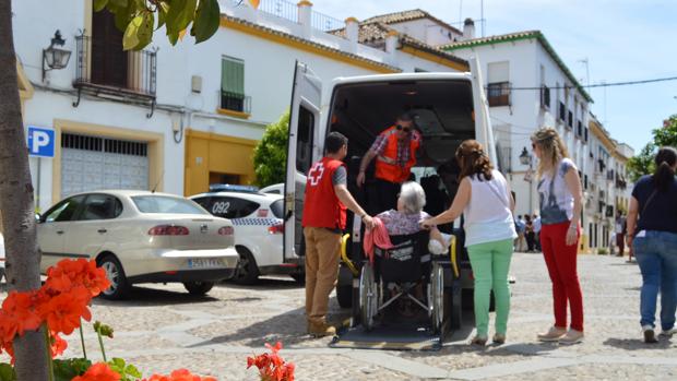 Voluntarios de Cruz Roja con algunos mayores tras visitar varios patios