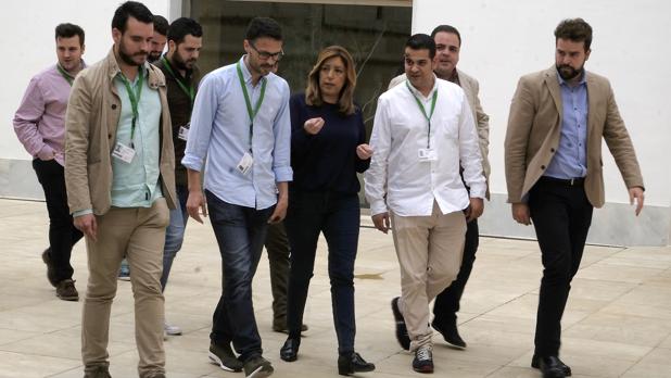 Susana Díaz con representantes de Juventudes Socialistas a nivel nacional y andaluz en el Parlamento