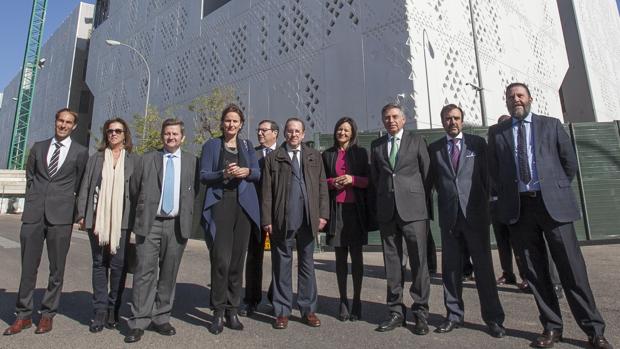 El consejero de Justicia, Emilio de Llera (centro), frente a la Ciudad de la Justicia en su última visita a Córdoba