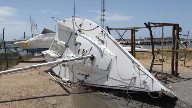 Un tornado levanta por los aires una veintena de embarcaciones en un club naútico de Huelva