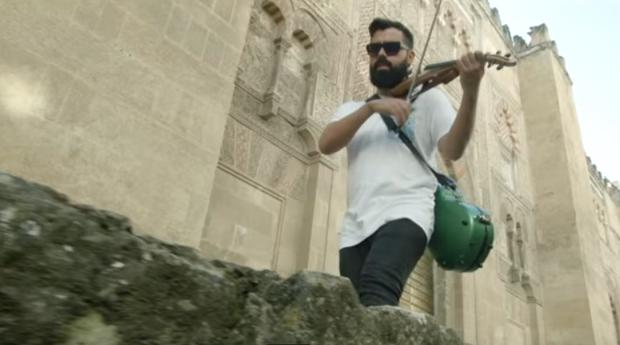 José Milán en un fotograma del videoclip en el que versionea con su violín «Despacito» de Luis Fonsi