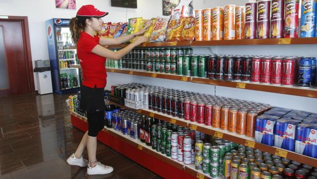 Empleada de la estación de servicio AVIA de La Carlota en la zona de tienda