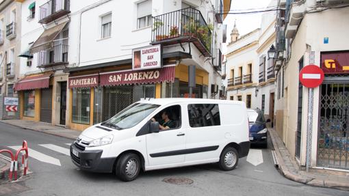 Una furgoneta gira desde Arroyo de San Rafael a Santa María de Gracia