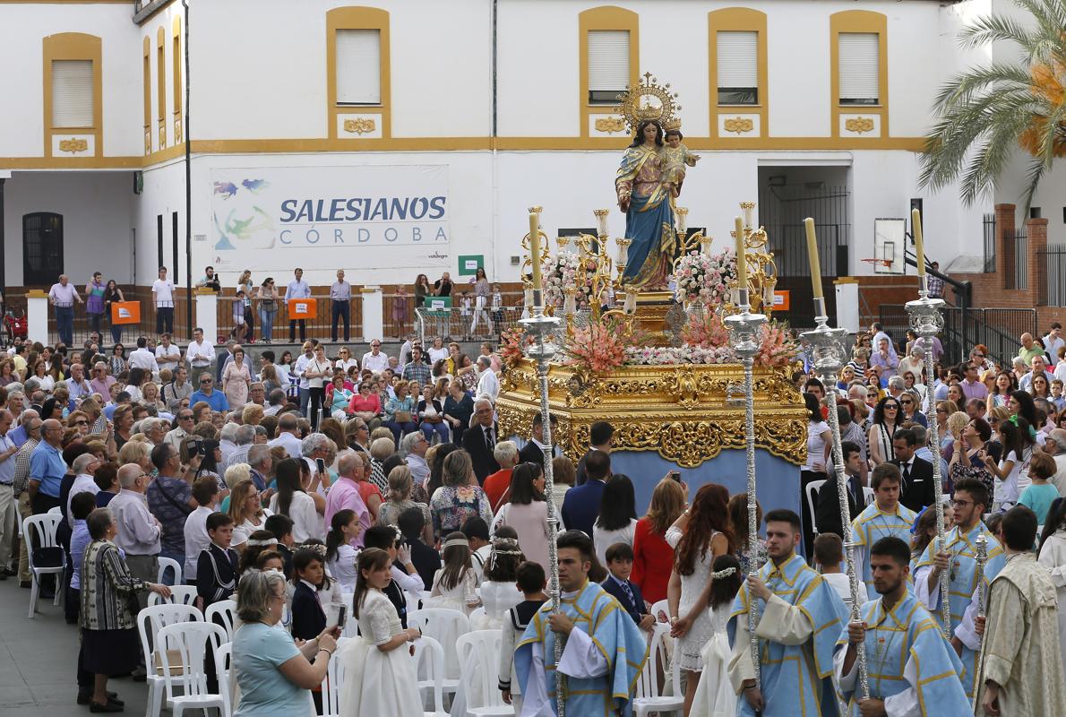 María Auxiliadora, en el patio del colegio salesiano