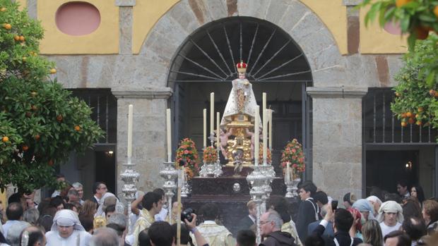 Homenaje a la infancia en la procesión del Niño Jesús de Praga de Córdoba