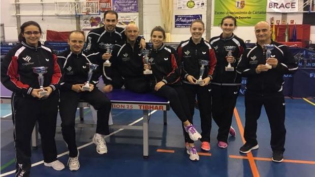 Los jugadores posan con los trofeos del campeonato andaluz