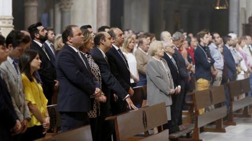 El hermano mayor y los cofrades, durante la misa