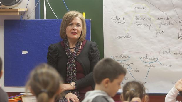 La profesora de Religión Ana Cabezas con sus alumnos