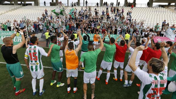 Los jugadores celebran la victoria ante el Reus con la afición