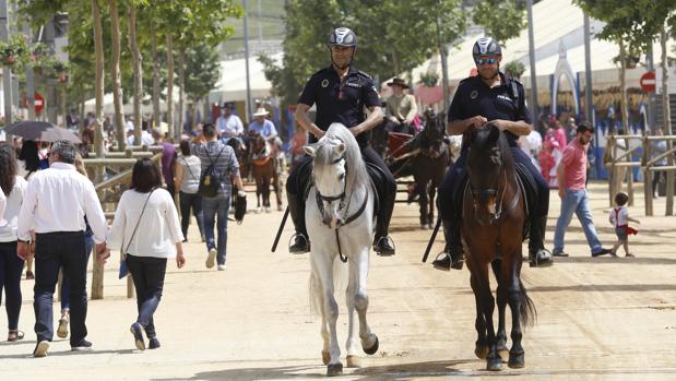 Dos agentes a caballo por el Arenal durante la última Feria