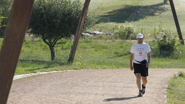 Un hombre pasea por el parque de la Asomadilla