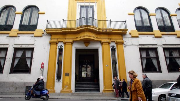 Fachada del Círculo de la Amistad en la calle Alfonso XIII