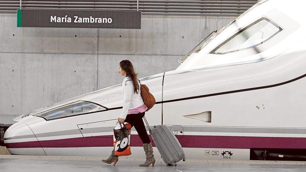 Uno de los trenes AVE que discurren entre Málaga y Madrid, en la estación María Zambrano