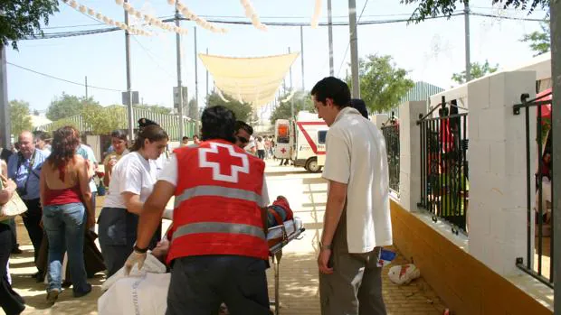 Personal de la Cruz Roja atiende a una persona herida en la Feria