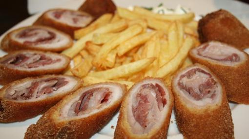 Un buen plato de flamenquín es una buena opción en Feria