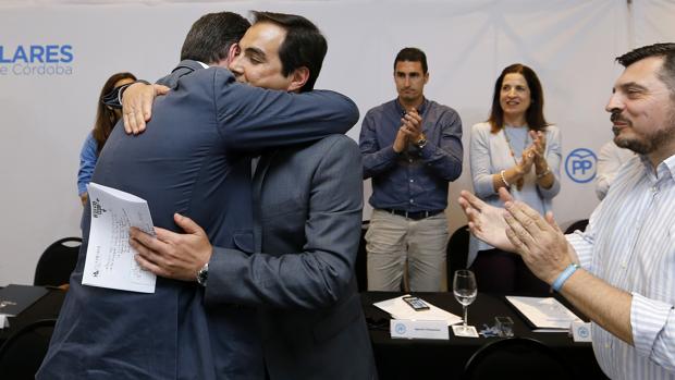 Adolfo Molina abraza a José Antonio Nieto en una reunión ejecutiva del PP