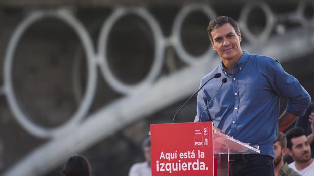 Pedro Sánchez con el puente de Triana al fondo