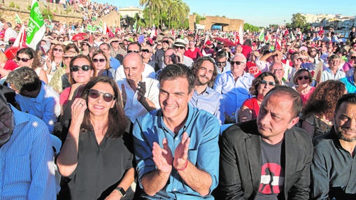 Pedro Sánchez con sus partidarios en el muelle de la Sal