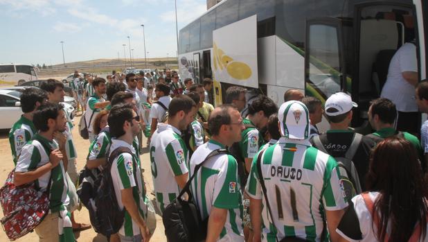 Seguidores salen del estadio en un viaje en bus a Madrid