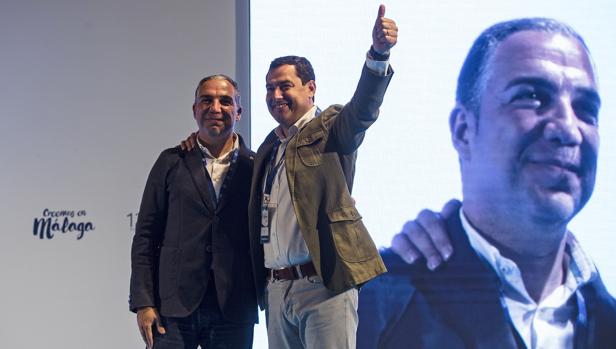 El presidente del PP-A, Juanma Moreno (d), junto al reelegido presidente provincial del PP en Málaga, Elías Bendodo
