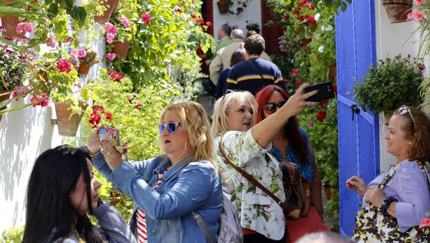 Visitantes en un patio de Córdoba