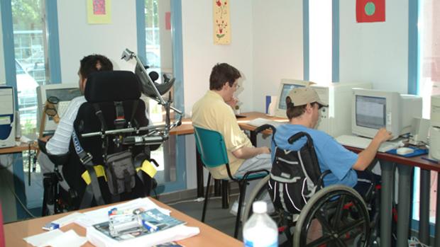 Algunos usuarios trabajando con los ordenadores en el aula de ofimática del centro de Fepamic