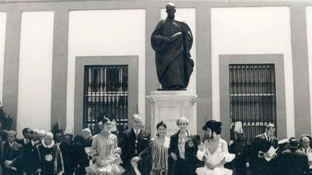 La estatua de Luis de Góngora, en el momento de su descubrimiento