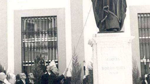 Momento del descubrimiento de la estatua