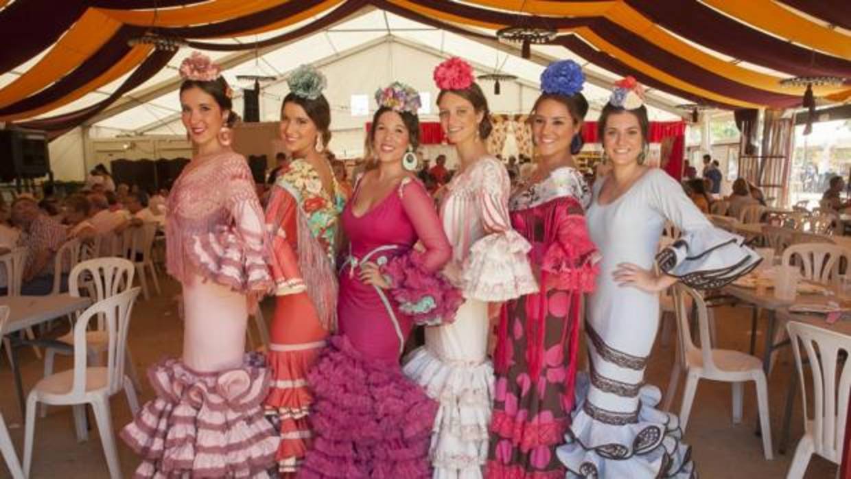 Seis jóvenes vestidas de flamencas, este jueves en la caseta del Descendimiento