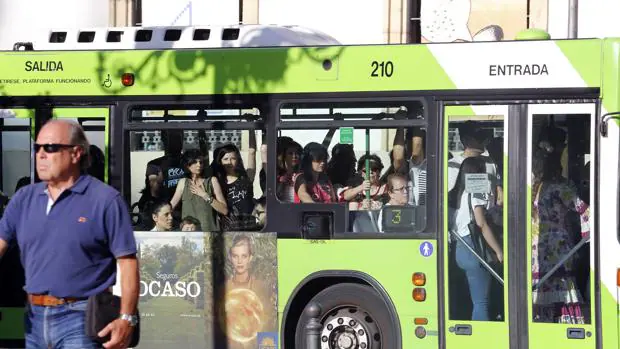 Un autobús de Aucorsa abarrotado camino al Arenal