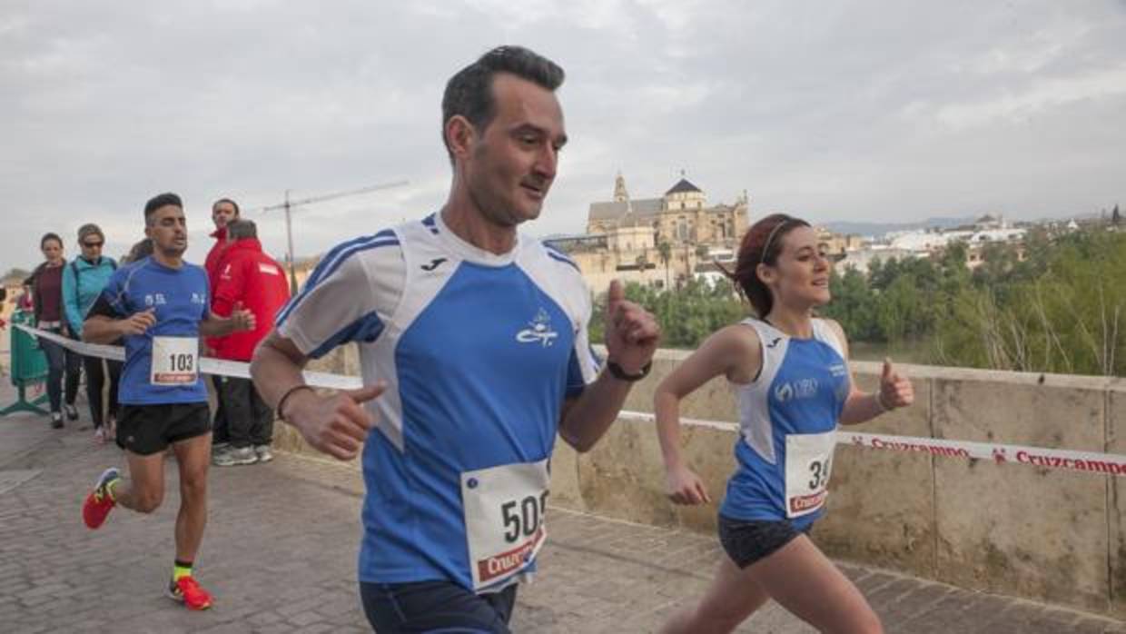 Unos corredores durante la Carrera Popular del Puente Romano en Córdoba